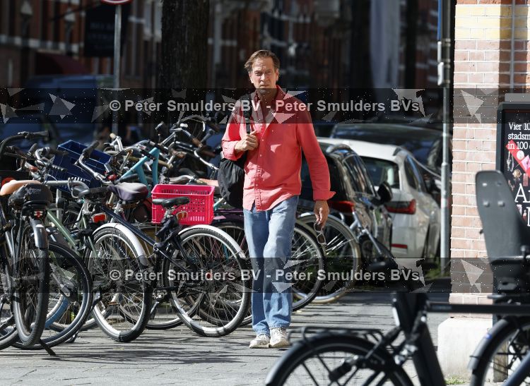 Amsterdam 7 september 2026
Rof Wouters wandelend op straat in Amsterdam zuid