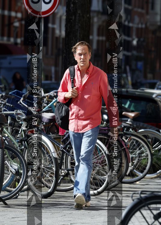 Amsterdam 7 september 2026
Rof Wouters wandelend op straat in Amsterdam zuid