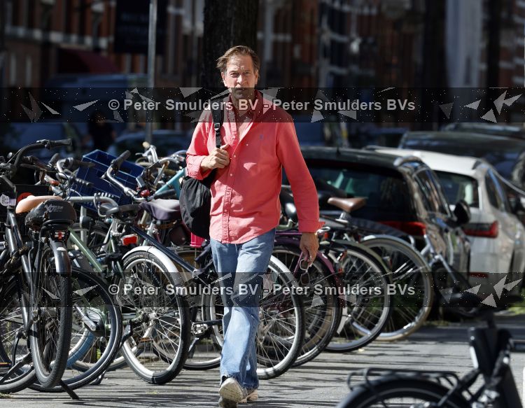 Amsterdam 7 september 2026
Rof Wouters wandelend op straat in Amsterdam zuid