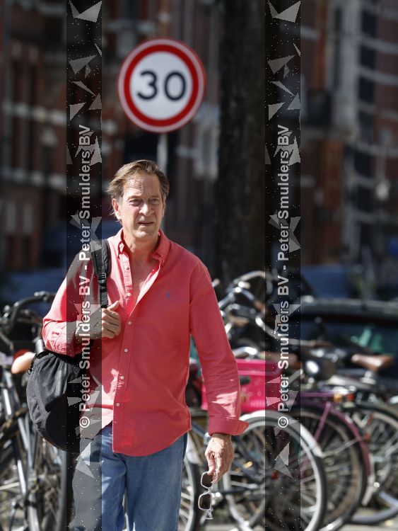 Amsterdam 7 september 2026
Rof Wouters wandelend op straat in Amsterdam zuid