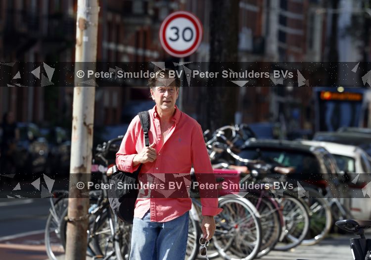 Amsterdam 7 september 2026
Rof Wouters wandelend op straat in Amsterdam zuid