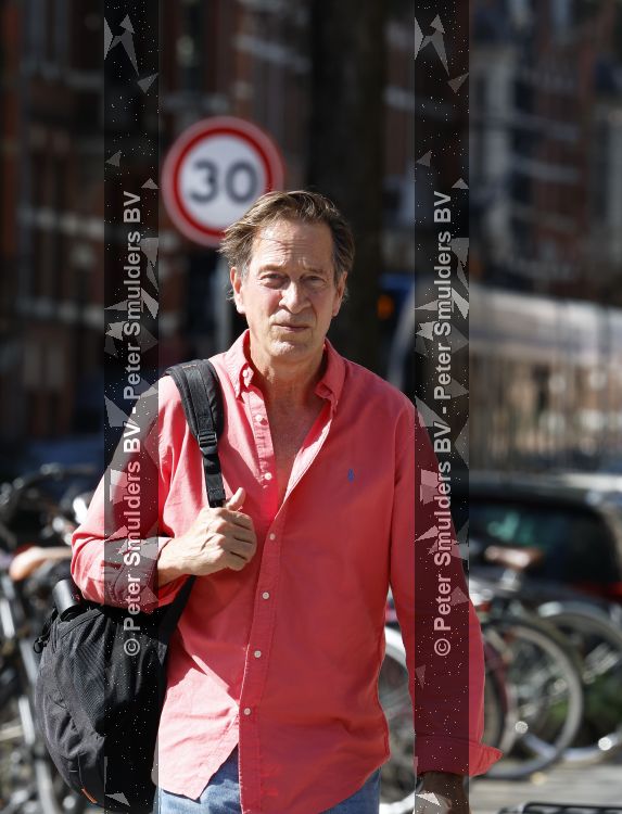 Amsterdam 7 september 2026
Rof Wouters wandelend op straat in Amsterdam zuid