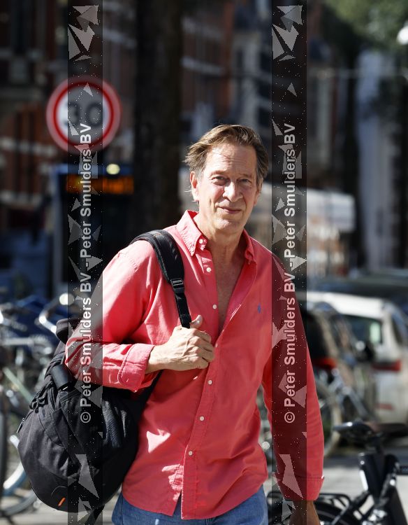 Amsterdam 7 september 2026
Rof Wouters wandelend op straat in Amsterdam zuid