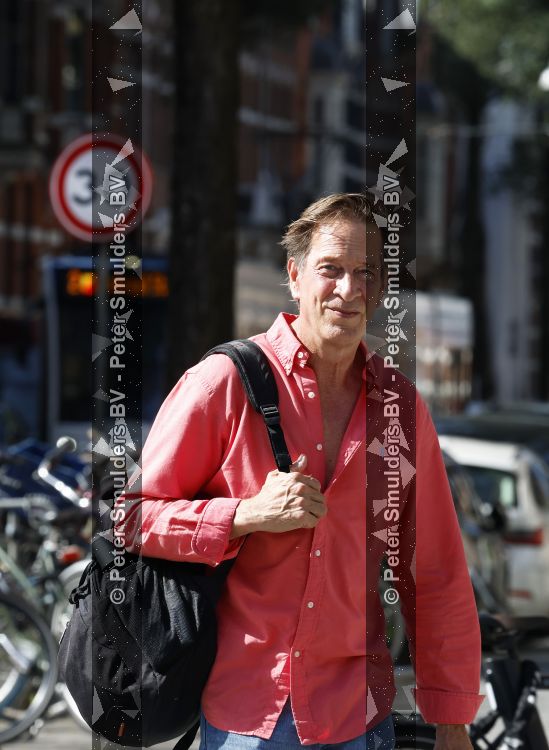 Amsterdam 7 september 2026
Rof Wouters wandelend op straat in Amsterdam zuid