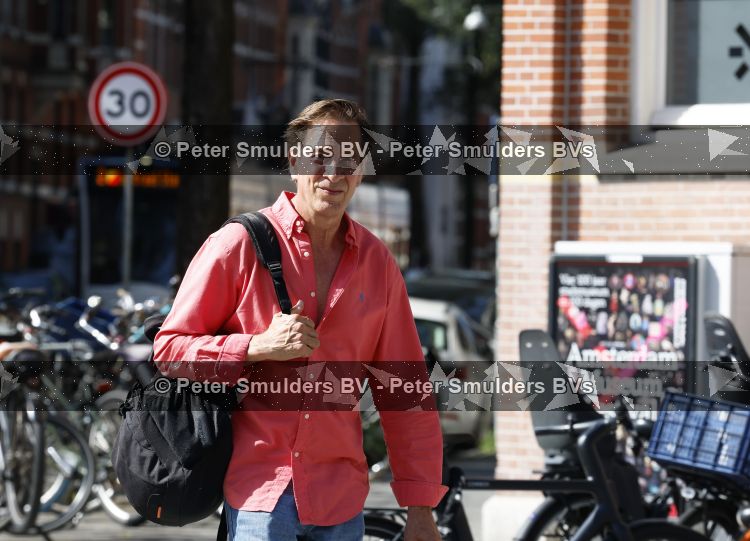 Amsterdam 7 september 2026
Rof Wouters wandelend op straat in Amsterdam zuid