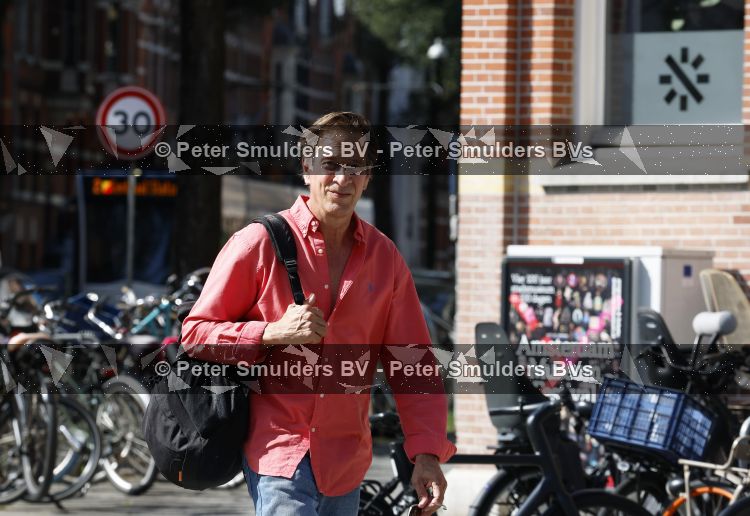 Amsterdam 7 september 2026
Rof Wouters wandelend op straat in Amsterdam zuid