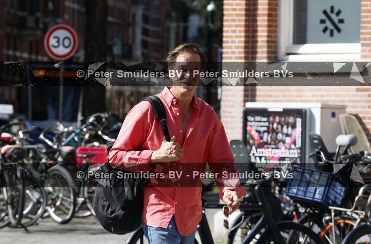 Amsterdam 7 september 2026
Rof Wouters wandelend op straat in Amsterdam zuid