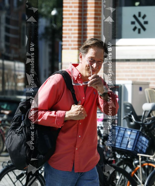 Amsterdam 7 september 2026
Rof Wouters wandelend op straat in Amsterdam zuid