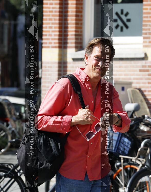 Amsterdam 7 september 2026
Rof Wouters wandelend op straat in Amsterdam zuid