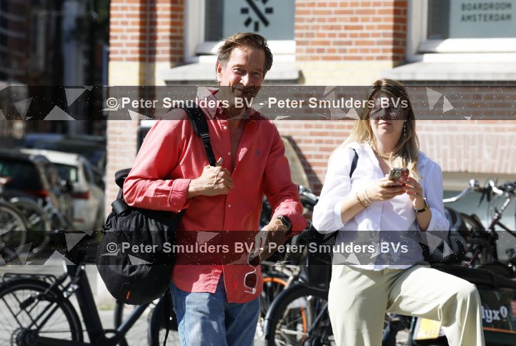 Amsterdam 7 september 2026
Rof Wouters wandelend op straat in Amsterdam zuid