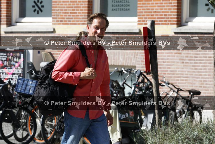 Amsterdam 7 september 2026
Rof Wouters wandelend op straat in Amsterdam zuid