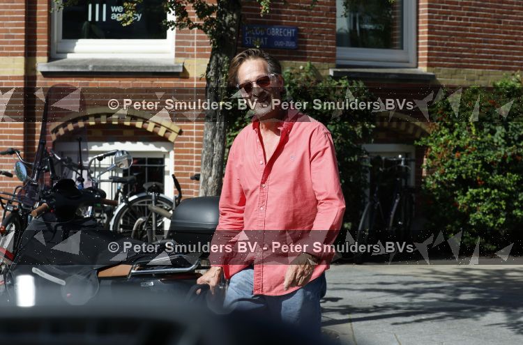 Amsterdam 7 september 2026
Rof Wouters wandelend op straat in Amsterdam zuid