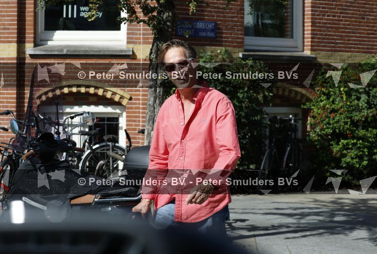 Amsterdam 7 september 2026
Rof Wouters wandelend op straat in Amsterdam zuid