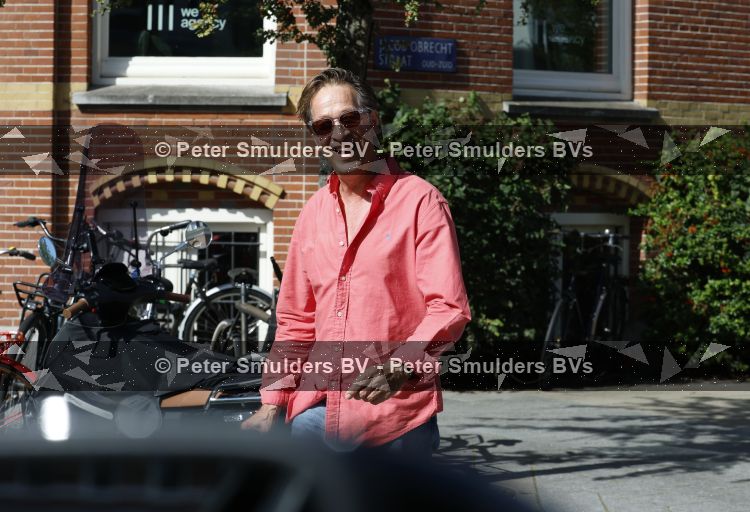 Amsterdam 7 september 2026
Rof Wouters wandelend op straat in Amsterdam zuid