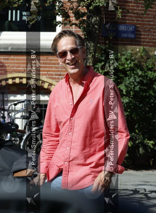 Amsterdam 7 september 2026
Rof Wouters wandelend op straat in Amsterdam zuid