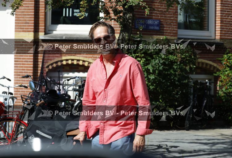 Amsterdam 7 september 2026
Rof Wouters wandelend op straat in Amsterdam zuid