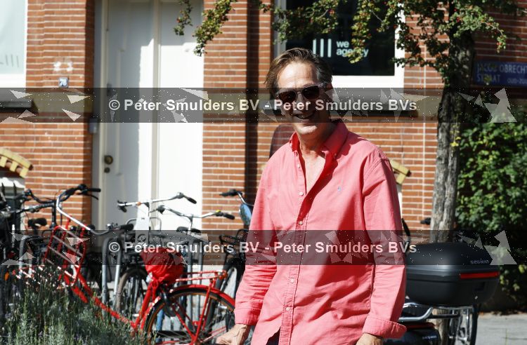 Amsterdam 7 september 2026
Rof Wouters wandelend op straat in Amsterdam zuid