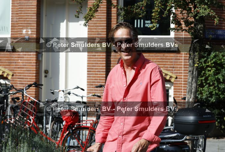 Amsterdam 7 september 2026
Rof Wouters wandelend op straat in Amsterdam zuid