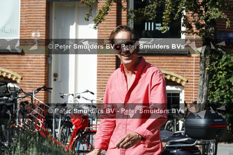 Amsterdam 7 september 2026
Rof Wouters wandelend op straat in Amsterdam zuid