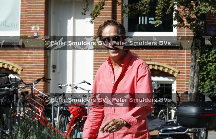 Amsterdam 7 september 2026
Rof Wouters wandelend op straat in Amsterdam zuid