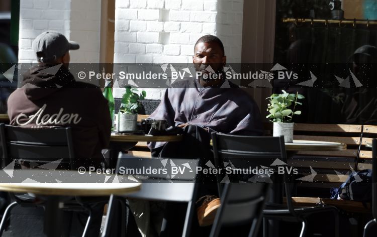 Amsterdam 9 september 2026
Ryan Babel met een vriend op terras