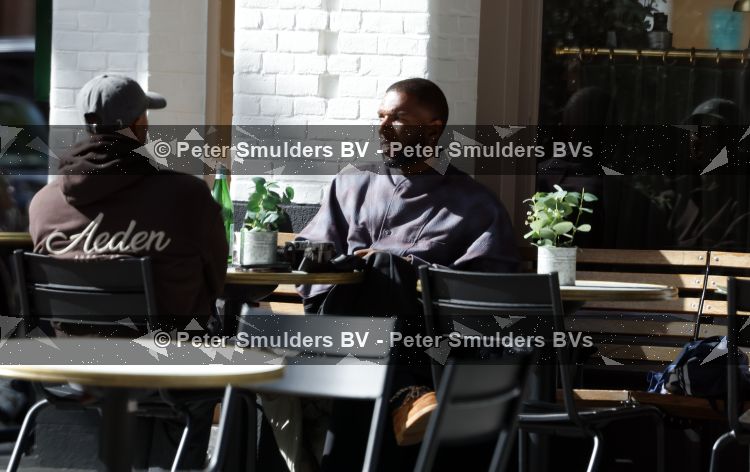 Amsterdam 9 september 2026
Ryan Babel met een vriend op terras