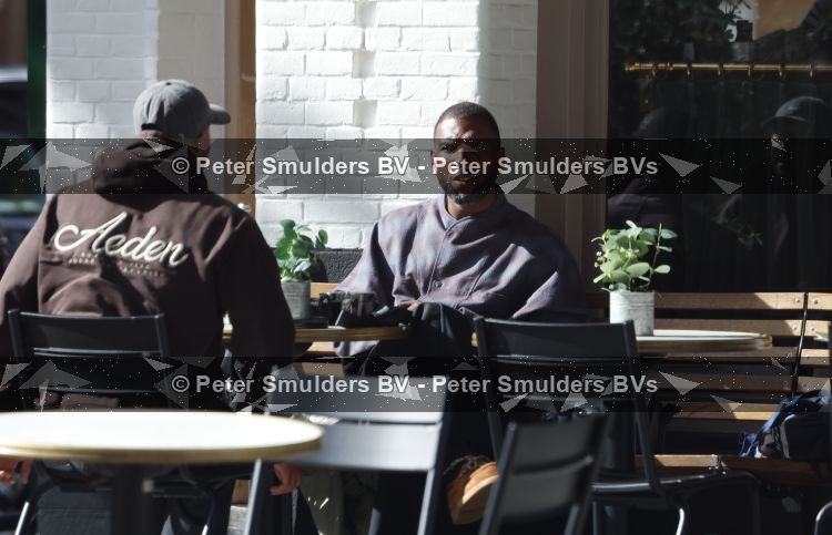 Amsterdam 9 september 2026
Ryan Babel met een vriend op terras