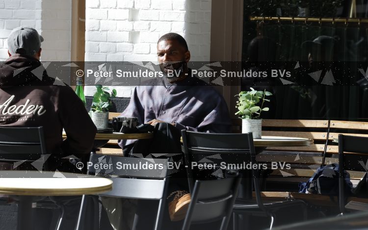 Amsterdam 9 september 2026
Ryan Babel met een vriend op terras