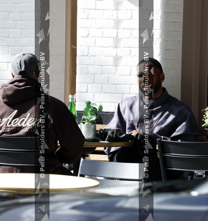 Amsterdam 9 september 2026
Ryan Babel met een vriend op terras