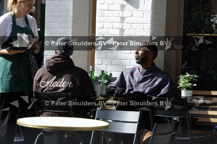 Amsterdam 9 september 2026
Ryan Babel met een vriend op terras