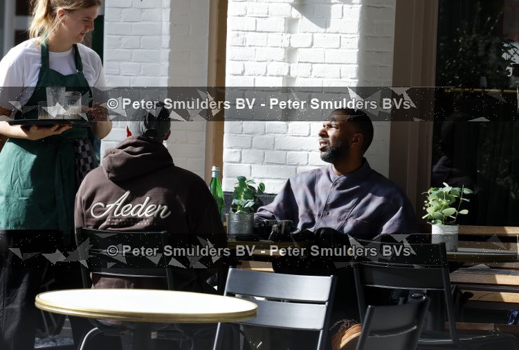 Amsterdam 9 september 2026
Ryan Babel met een vriend op terras