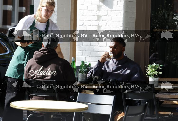 Amsterdam 9 september 2026
Ryan Babel met een vriend op terras
