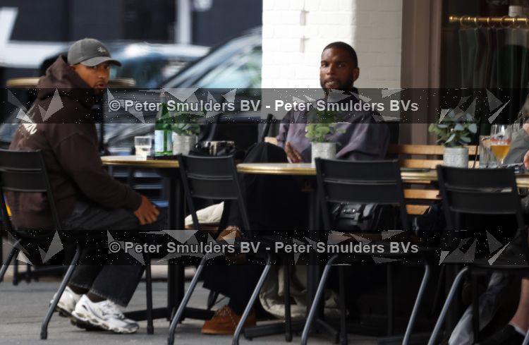 Amsterdam 9 september 2026
Ryan Babel met een vriend op terras