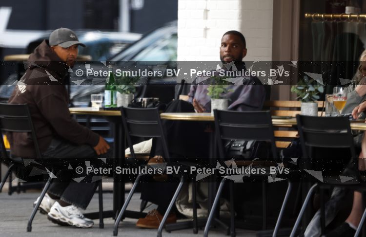 Amsterdam 9 september 2026
Ryan Babel met een vriend op terras
