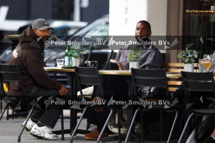Amsterdam 9 september 2026
Ryan Babel met een vriend op terras