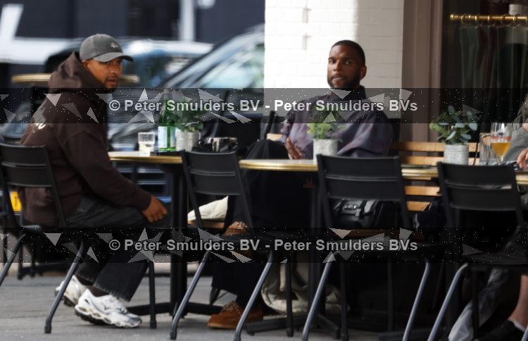 Amsterdam 9 september 2026
Ryan Babel met een vriend op terras