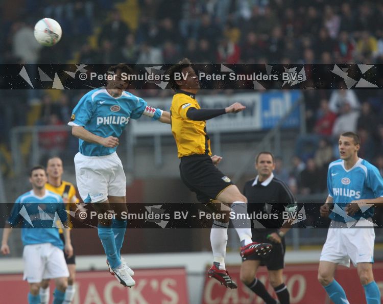 Breda, 31 Maart 2007 Kompetitiewedstrijd NAC-PSV, eindstand 1-1 Seizoen 2006/2007
Phillip Cocu in een luchtduel met Glen Salmon