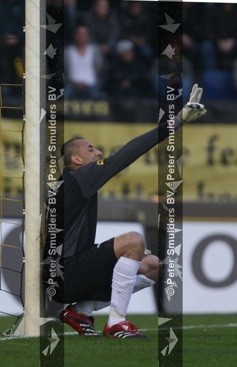 Breda, 31 Maart 2007 Kompetitiewedstrijd NAC-PSV, eindstand 1-1 Seizoen 2006/2007
Gomes in zijn gebruikelijke hurkstand om de situatie te bekijken een vrije trap