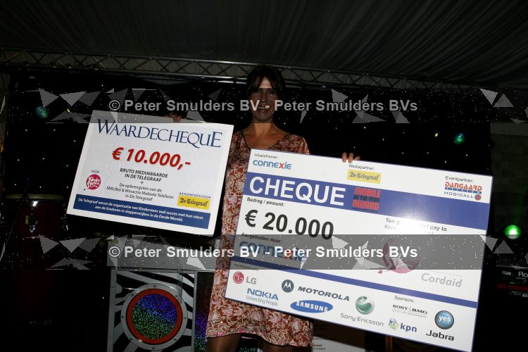 Breukelen 28 maart 2007
Isa Hoes krijgt cheque voor het goede doel bij het gala van de mobiele telefoon op Neyenrode.