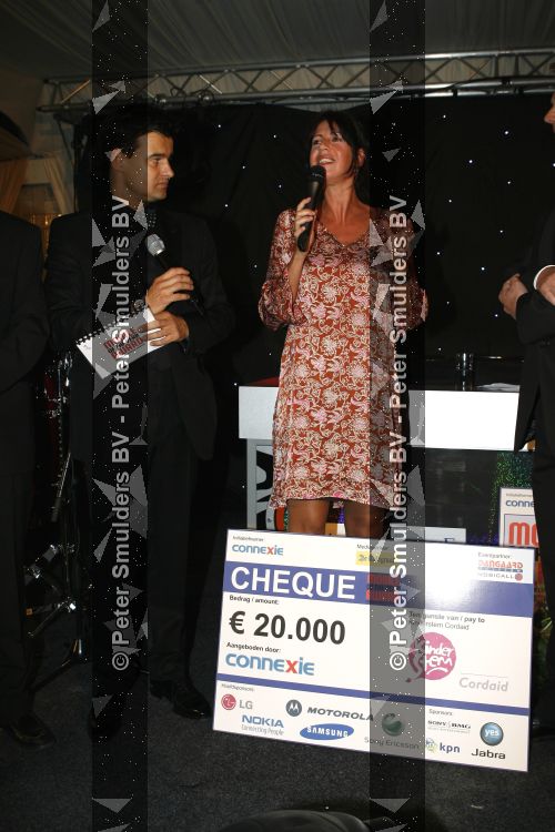 Breukelen 28 maart 2007
Isa Hoes krijgt cheque voor het goede doel bij het gala van de mobiele telefoon op Neyenrode.