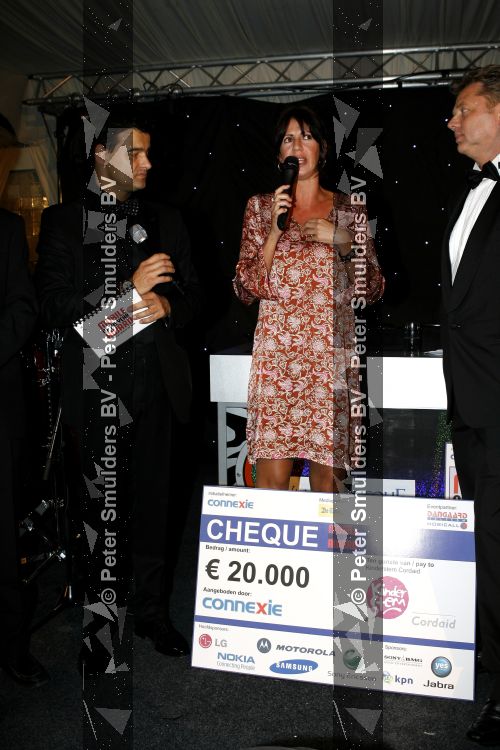 Breukelen 28 maart 2007
Isa Hoes krijgt cheque voor het goede doel bij het gala van de mobiele telefoon op Neyenrode.