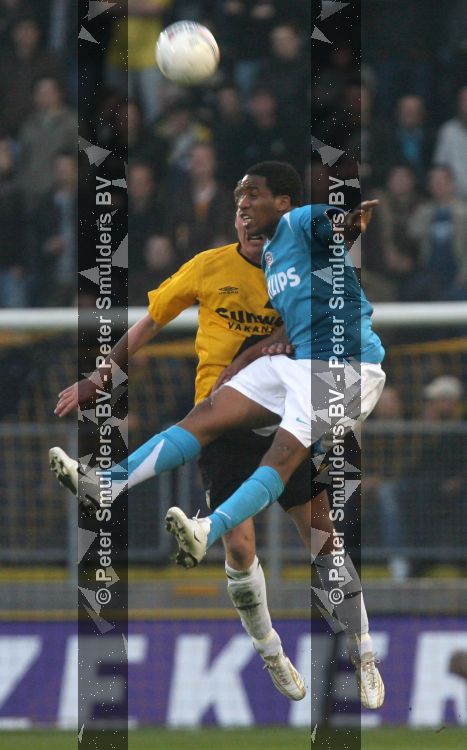 Breda, 31 Maart 2007 Kompetitiewedstrijd NAC-PSV, eindstand 1-1 Seizoen 2006/2007
Jefferson Farfan in een luchtduel