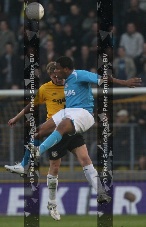 Breda, 31 Maart 2007 Kompetitiewedstrijd NAC-PSV, eindstand 1-1 Seizoen 2006/2007
Jefferson Farfan in een luchtduel