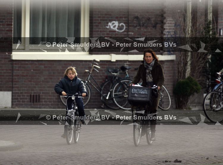 Amsterdam 23 maart 2007
Jennemiek Spijkerman met zoon Joska op de fiets.