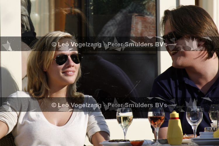 Amsterdam 1 april 2007
Jennifer Hoffmanop terras met een vriend en een vriendin.