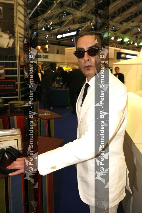 Amsterdam  27 maart 2007
Openingsavond autobeurs in de RAI. Jules Deelder in wit pak
