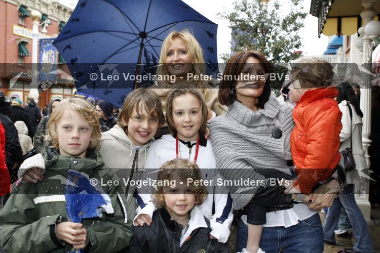 Parijs 31 maart 207
Natasja Froger met haar zoons Didier en Maxim bij 15 jarig bestaan van Disneyland Parijs. Leontine Borsato met Jada Senna en Luca