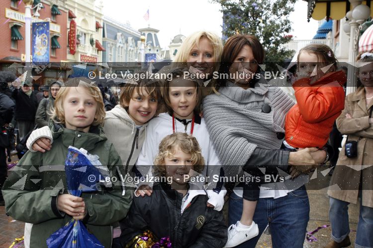Parijs 31 maart 207
Natasja Froger met haar zoons Didier en Maxim bij 15 jarig bestaan van Disneyland Parijs. Leontine Borsato met Jada Senna en Luca