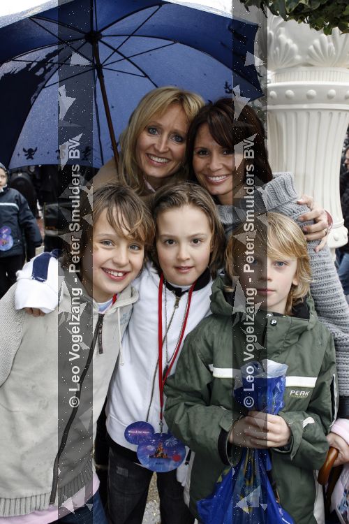 Parijs 31 maart 2007
Leontine Borsato met Luca Senna en Jada bij het 15 jarig bestaan van disneyland parijs. Natasja Froger met Maxim en Didier