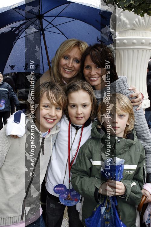 Parijs 31 maart 2007
Leontine Borsato met Luca Senna en Jada bij het 15 jarig bestaan van disneyland parijs. Natasja Froger met Maxim en Didier
Peter Smulders bv